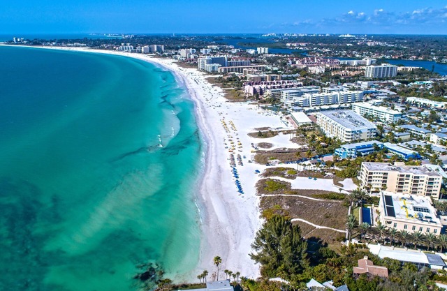 Quiet 2 BR House near Downtown and the Beaches!