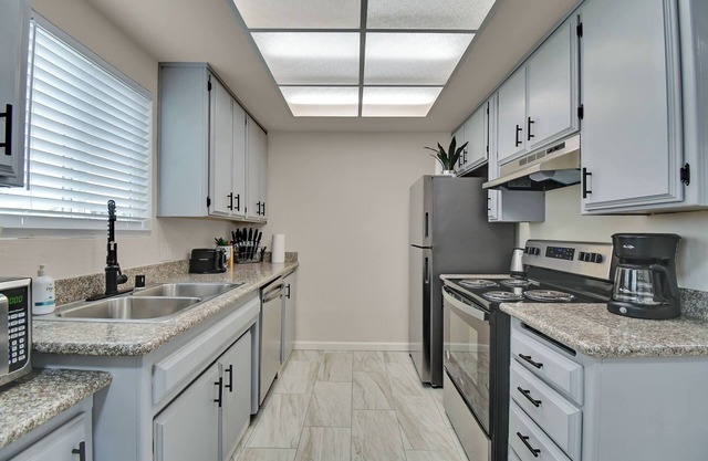 Quiet 2BR Apartment Near Downtown & Amphitheatre