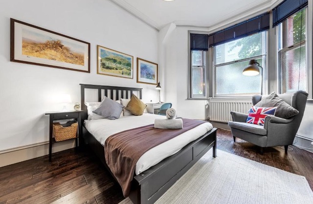 Quiet 2x bedroom Victorian Terrace flat + Garden