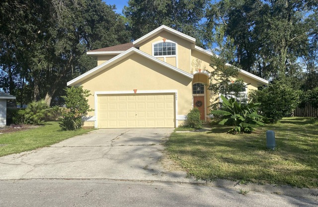 Quiet and comfy 3 bed, 1.5 baths in a quiet neighborhood great for Gator games