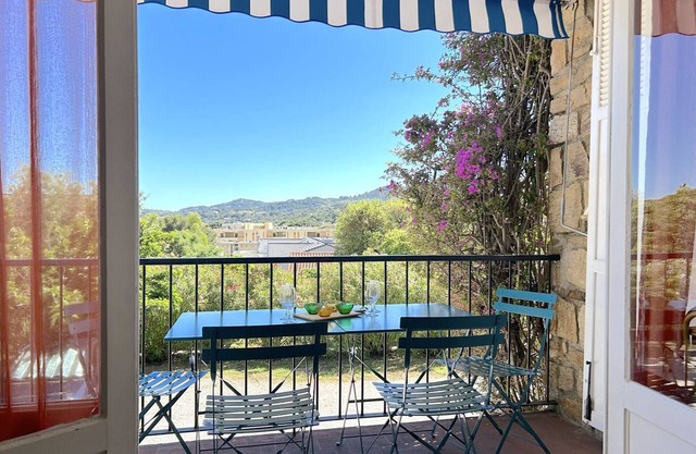 Quiet Apartment with Terrace, 500m from Beach, Parking Included