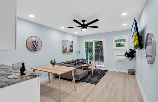 Quiet & Bright 2BR, Minutes from West Palm & Beach