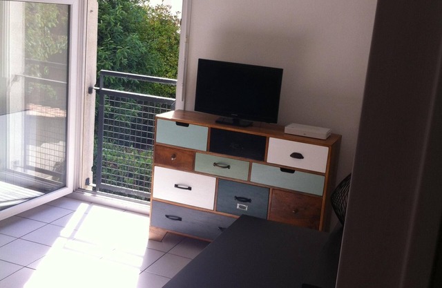 Quiet, bright studio, close to tram, banks of lez