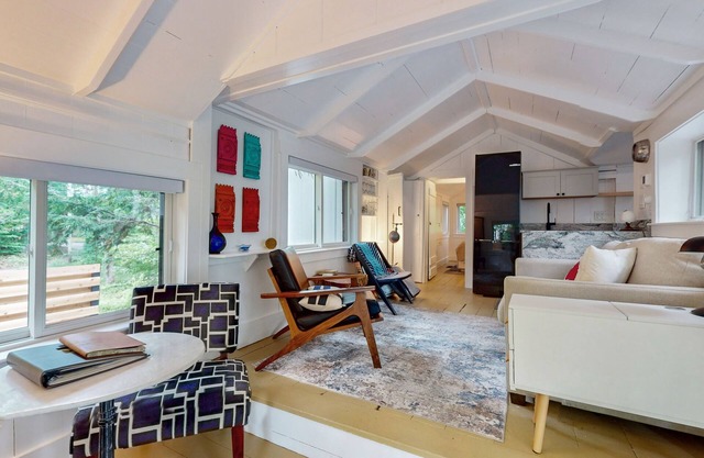 Quiet charming cottage near the heart of town, walk to Ogunquit Beach