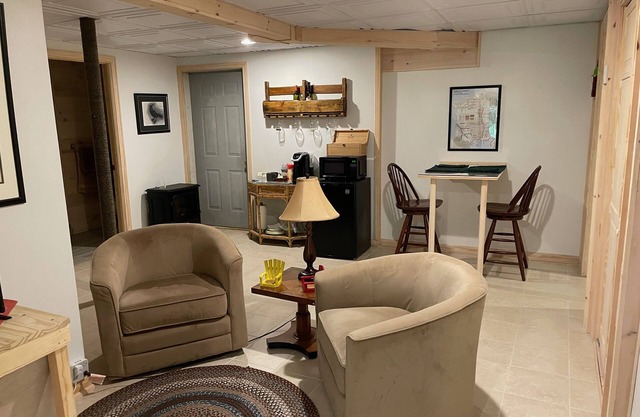 Quiet, comfy guest quarters just three miles from Freeport!