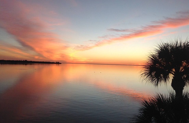Quiet condo -amazing water view of Tampa Bay from living room, bedrooms, balcony
