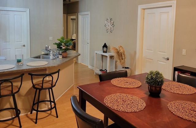 Quiet condo stay w/easy access to 41 to Milwaukee or Appleton.