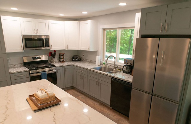 Quiet cottage in the woods, near Torch Lake, Shanty Creek Resort, and Short's.