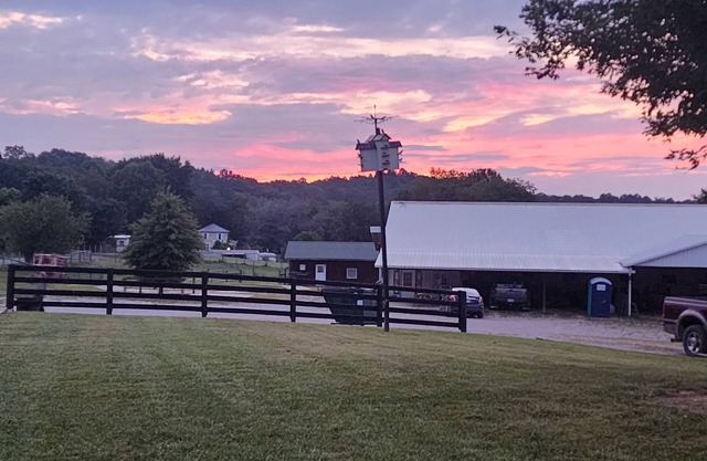 Quiet Country Retreat w/Horses, stocked pond & Spa Srv – Near Hocking Hillsn