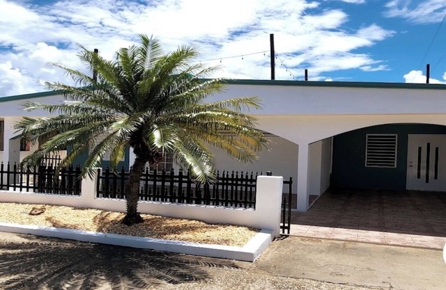 Quiet cozy 1 bedroom 1 bathroom just 2 blocks from beautiful beaches!