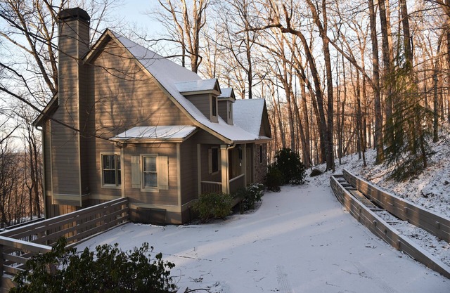 Quiet, Cozy, Big Canoe GA, Mountain Cabin. With a gorgeous view of nature.