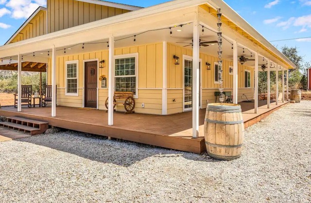 Quiet dog-friendly cottage with private acreage