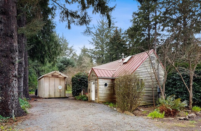 Quiet, Dog-Friendly Cabin Close to the Beach with WiFi and Tons of Character