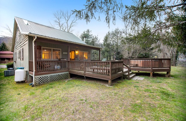 Quiet dog-friendly riverfront house with large back deck, hot tub, fireplace