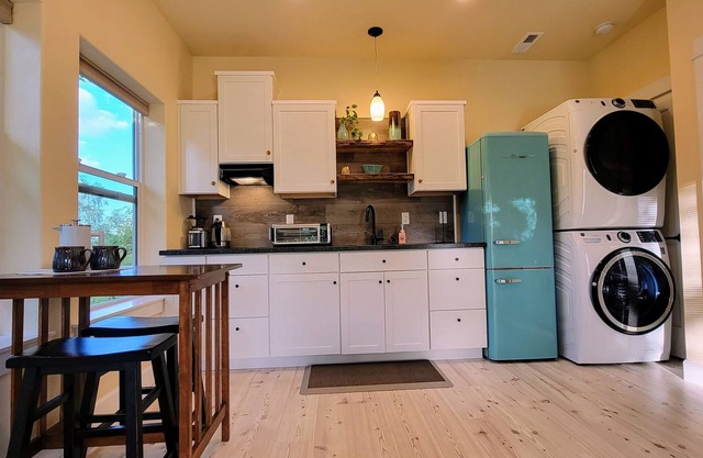 Quiet, Elegant 1-bedroom Loft—Walkable to Trails, Live Music, and Wineries!