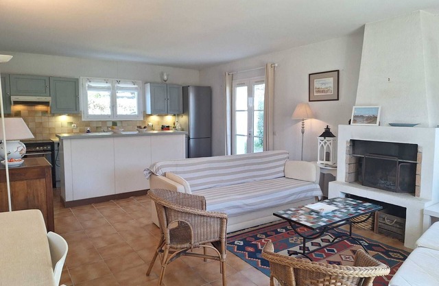 Quiet family home in LOIX with 8 beds and enclosed garden.