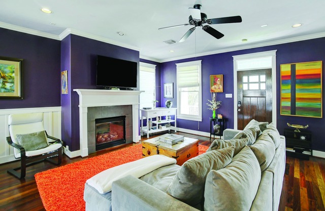 Quiet Fantastic Heights location overlooking creek - blocks from bars & trails