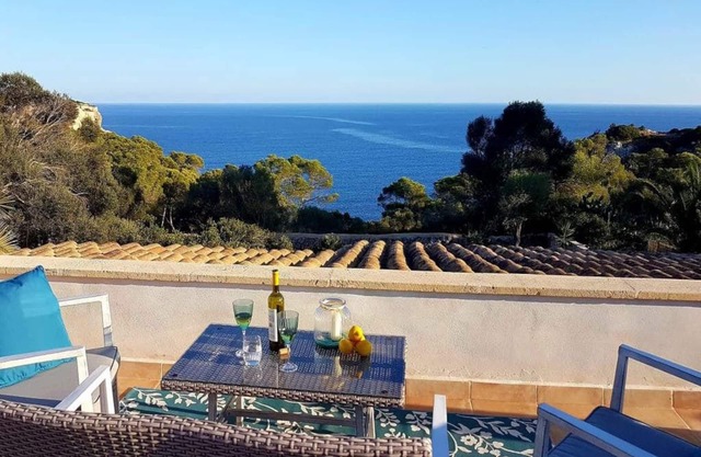 Quiet finca with sea views over a dream bay