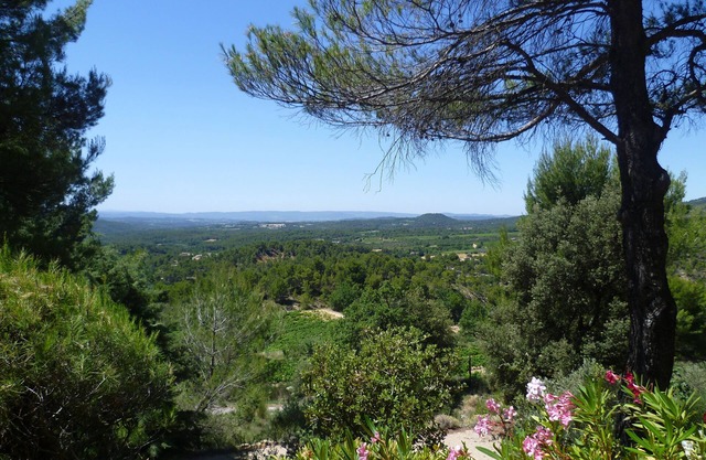 Quiet holiday villa with swimming pool and superb view in the Luberon
