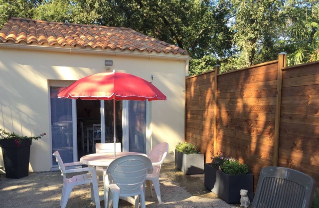 Quiet holiday home in a green setting 15 km from Royan