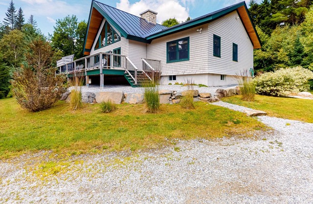 Quiet home on country road with private seasonal hot tub, fast WiFi - Dogs OK