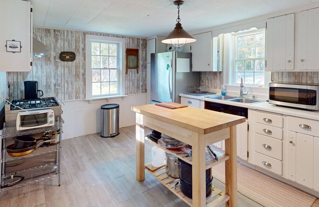 Quiet home with great yard & firepit - minutes to Long Pond & Acadia