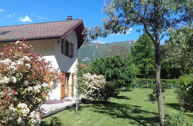 Quiet house 5 minutes from Lake Annecy! Large garden with badminton court.