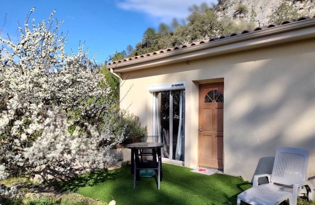 Quiet house, ground / closed parking, Drôme provençale, between Montélimar and Avignon