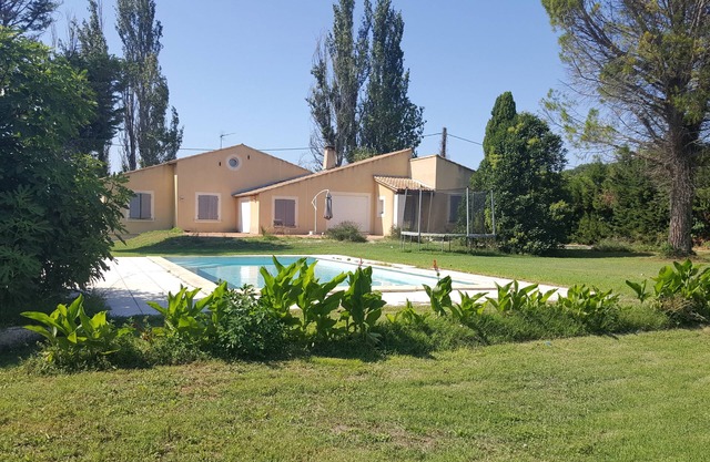 Quiet house with pool 10 min from Avignon