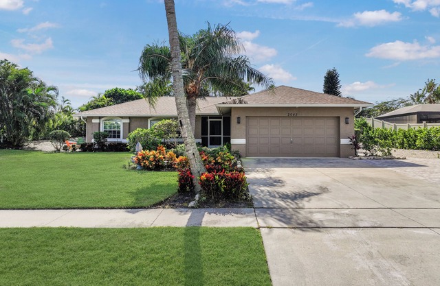 Quiet inland home w/pool, two queen beds & grill