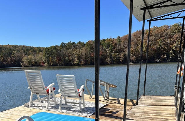 Quiet Lake Front Oasis