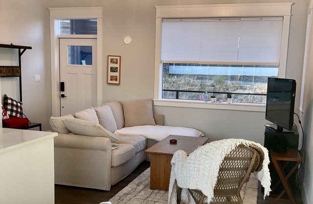 Quiet ocean front private 2 bedroom/2 bathroom suite, dog friendly.