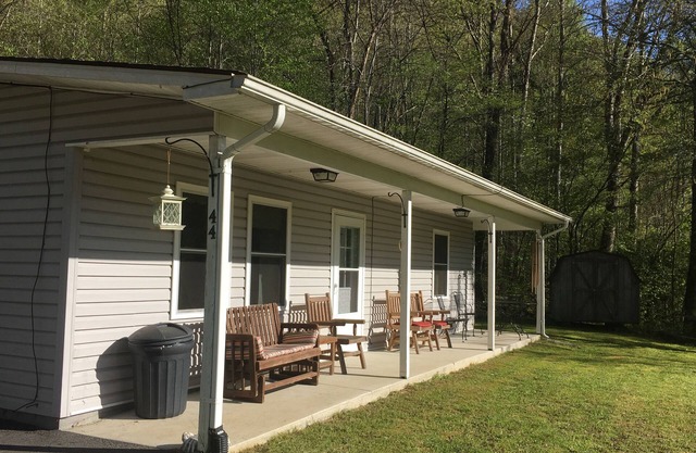 Quiet, peaceful, relaxing getaway from a stressful life! Great Fishing!