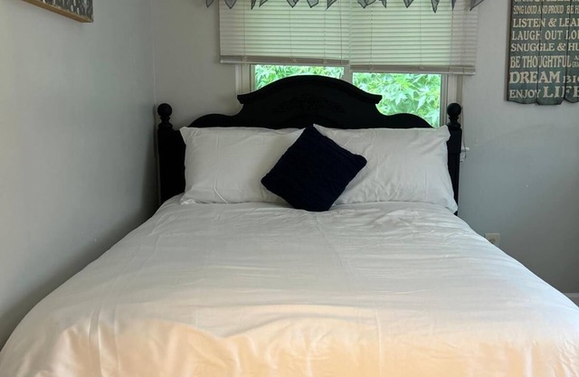 Quiet private room with workspace, free parking & fast Wi-Fi near base & beach