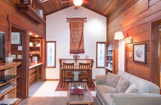 Quiet Redwood living close to Mendocino Village