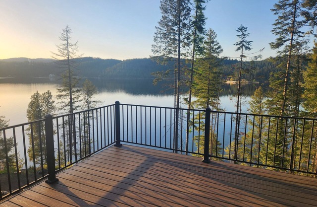 Quiet secluded Lake front Cabin on Lake Coeur D'Alene