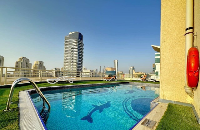 Quiet Studio w/Balcony & RoofTop Pool in Marinan