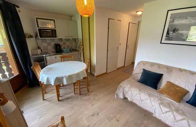 "Quiet Studio with Balcony, Parking, Near Slopes – Sleeps 4"