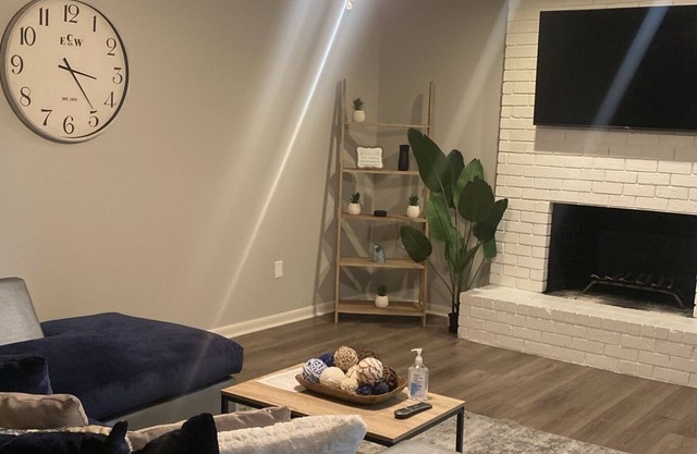 Quiet Townhome close to Bars, Hospitals, and Football Stadium