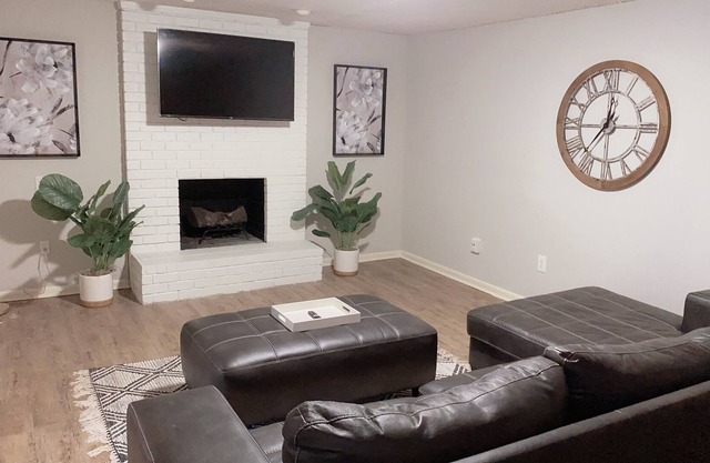 Quiet Townhome within distance of Bars, Hospitals, football Stadium