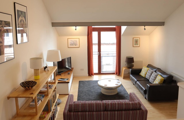 Quiet townhouse with private entrance and parking in city centre