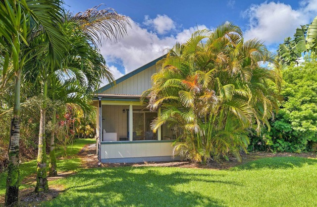 Quiet Tropical Escape w/ Lanai - < 1 Mi to Beach!
