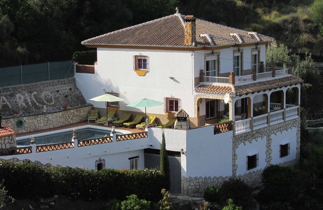 Quiet villa, with private pool and free Wi-Fi, 10km from the beach