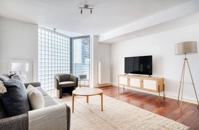 Quirky Central Shoreditch spacious Studio nr. Old Street, by Blueground