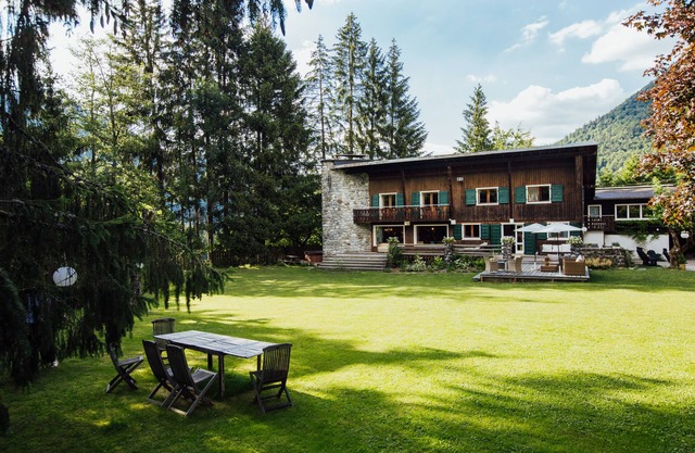 Quirky chalet, large private garden with safe parking