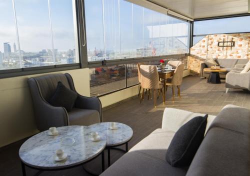 R104- Luxurious Penthouse with Incredible Sea View