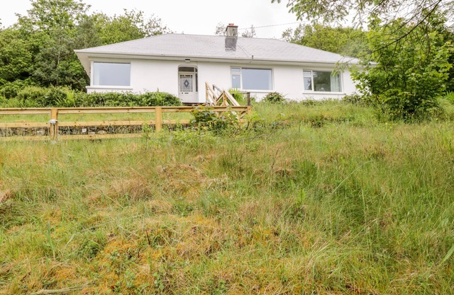 RAINBOWS END, pet friendly, with open fire in Clifden, County Galway