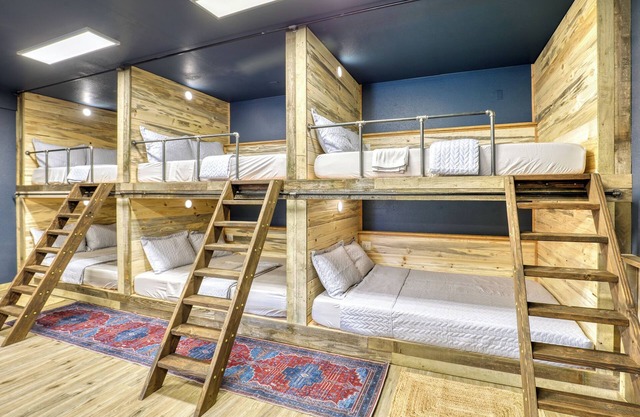 Rainier Bunkhouse & Bar-Cade- HotTub,MtnView,2 blks to Packwood Brewing! Pets ok