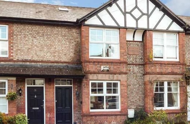 RAINTON COTTAGE, family friendly in Hale Near Altrincham