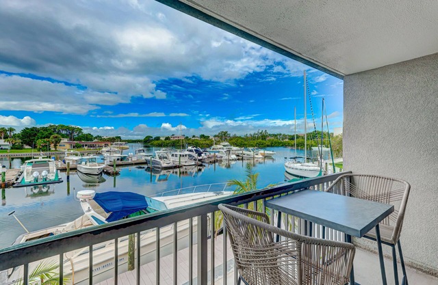 RAMADA SARASOTA CONDO HOTEL#407 Waterfront Balcony, King Bed, Pool, Kitchenette